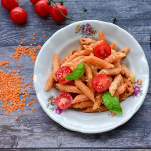 Red lentil pasta with healthy yogurt sauce